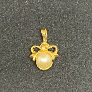 Dainty pearl and bow gold tone fashion pendant